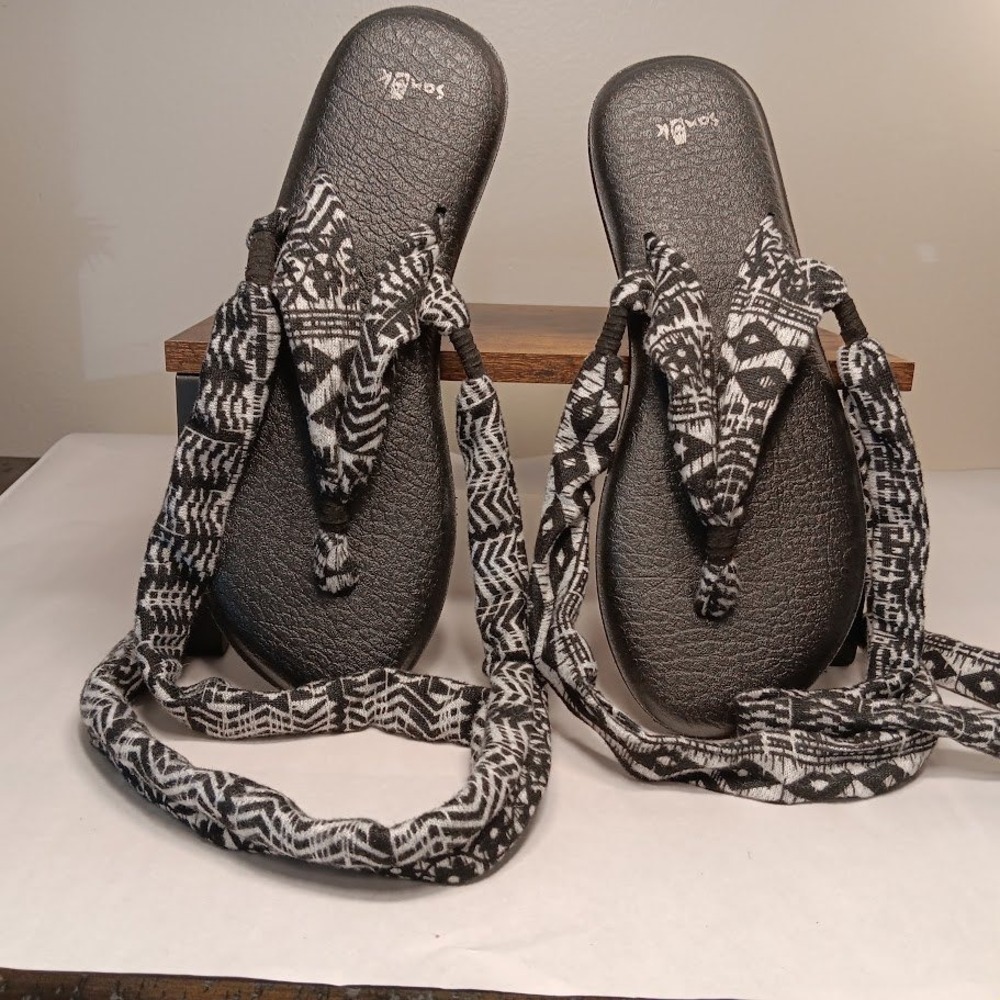 Sanuk Yoga Sling 2 Sandals Womens Black White Tribal Print Good Comfort FlipFlop